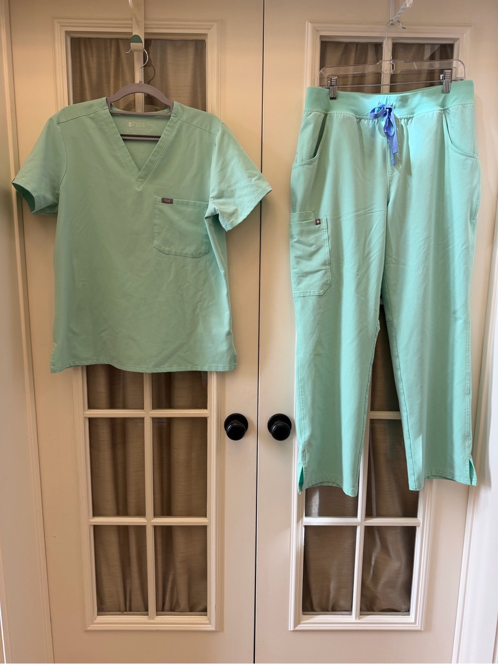 M/L Women’s Figs Set Medium Top Large bottoms EUC